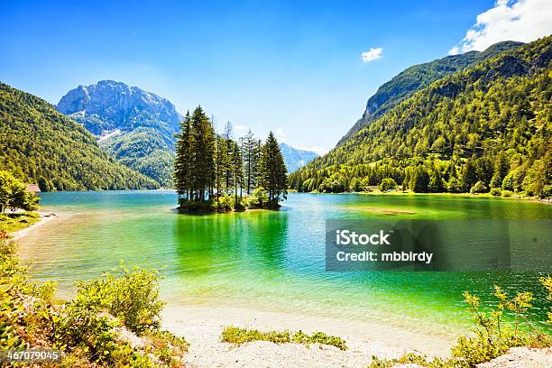 Lago Del Predil Lago Con Isola Italia - Fotografie stock e altre immagini di Alpi Giulie - Alpi Giulie, Ambientazione esterna, Architettura