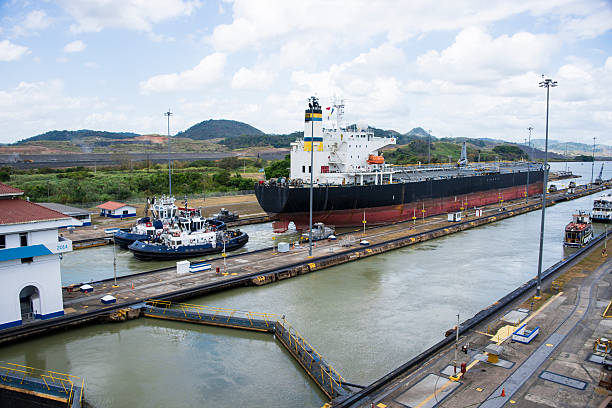 xxxl: barco va a través del canal de panamá - panama canal panama canal lock panama city fotografías e imágenes de stock