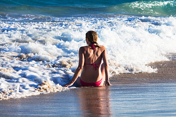 Hermoso Cuerpo De Mujer En Traje De Baño En La Playa Al Atardecer De Tiempo - Banco de fotos e imágenes de stock - iStock Hermoso Cuerpo De Mujer En Traje De Baño En La Playa Al Atardecer De Tiempo - Banco de fotos e imágenes de stock - iStock