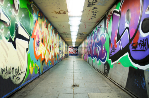 Graffiti urban tunnel