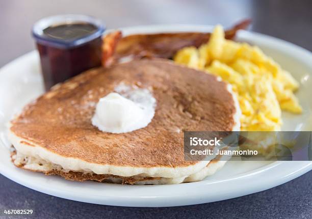 Amerikanisches Frühstück Stockfoto und mehr Bilder von Eierkuchen-Speise - Eierkuchen-Speise, Rührei, Bildschärfe