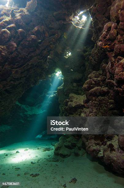 Пещера В Подводный Тропический Риф — стоковые фотографии и другие картинки Красное море - Красное море, Морское дно, Спелеотуризм