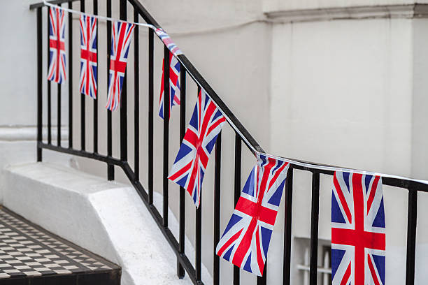 영국 장식용 깃발 승려들이 운영하는 외부 입구 흰색 테라스식 홈화면 - british empire jubilee bunting british flag 뉴스 사진 이미지