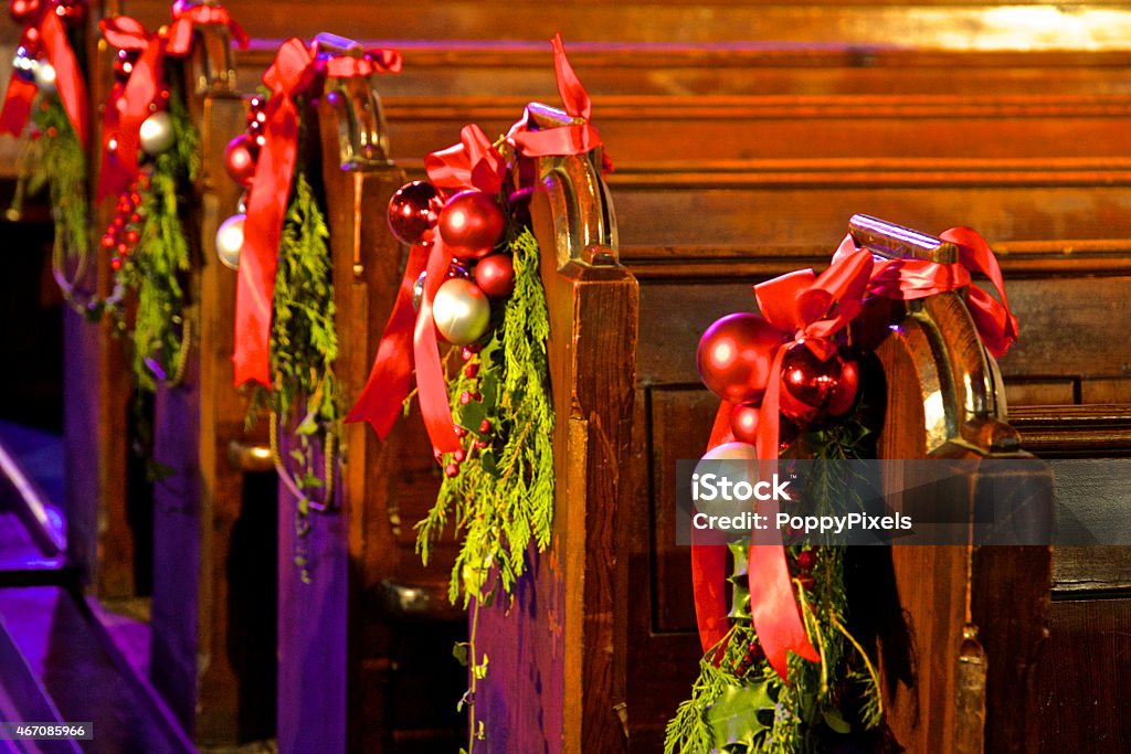 Inglês Igreja Pews Com Decoração De Natal - Fotografias de stock e mais  imagens de Igreja - Igreja, Natal, Árvore de Natal - iStock