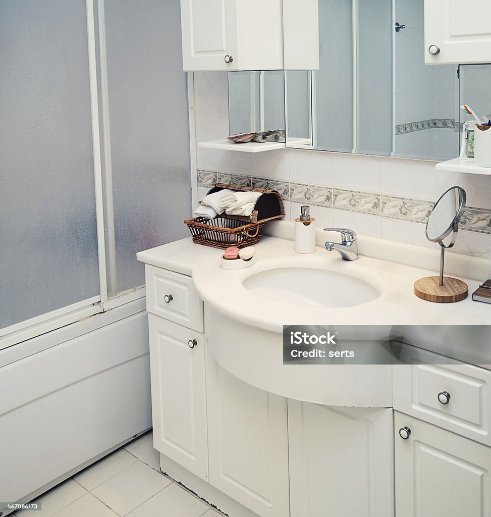 Ванная комната - Стоковые фото Старый роялти-фри