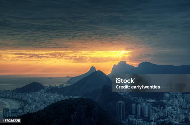 Tramonto Di Rio - Fotografie stock e altre immagini di Città - Città, Nebbia, Notte