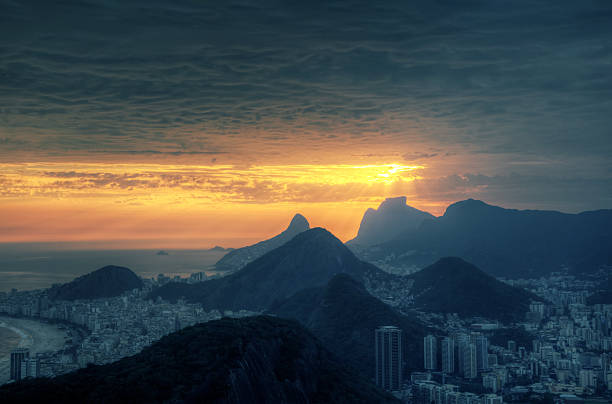 pôr-do-sol no rio de janeiro - rio de janeiro night sugarloaf mountain corcovado - fotografias e filmes do acervo