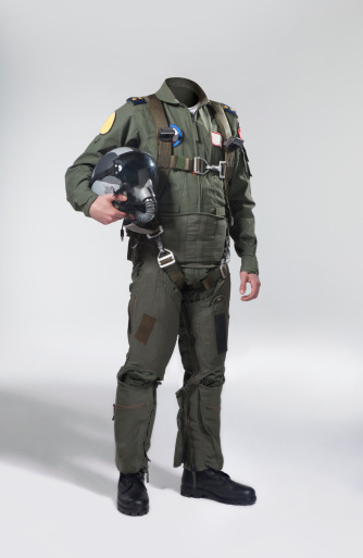 Utilizable fighter piloto de cuerpo con su casco photo