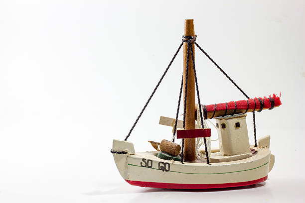 en bois vieux bateau miniature - characters exploration colors old fashioned photos et images de collection