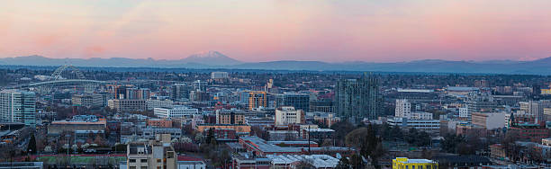 vista di portland pearl district paesaggio urbano al tramonto - cascade range mountain alpenglow winter foto e immagini stock