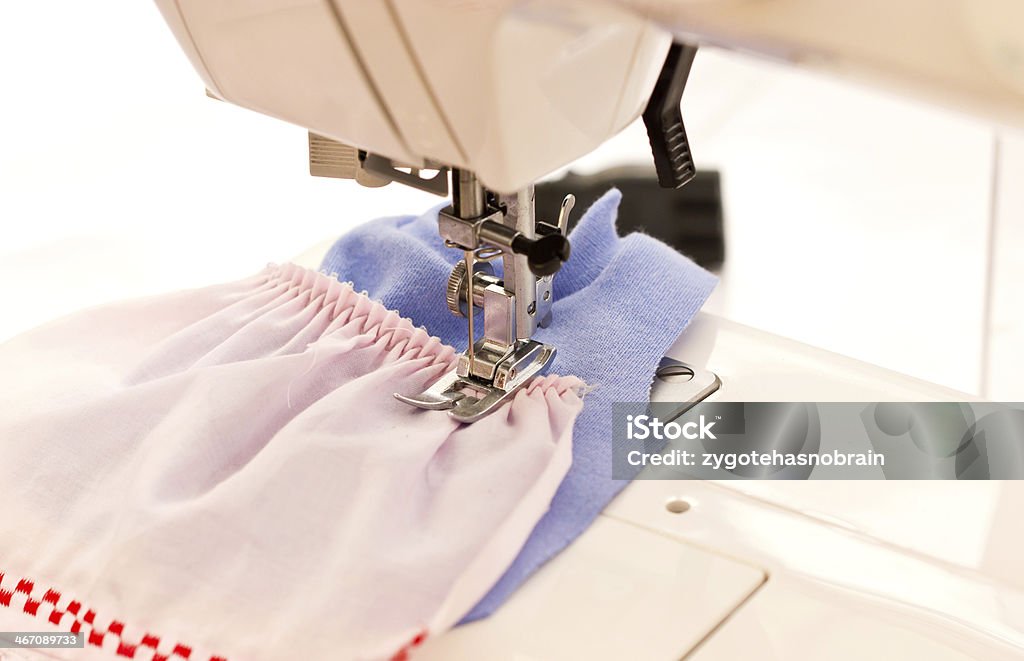 Primer plano de máquina de coser. - Foto de stock de Actividad libre de derechos