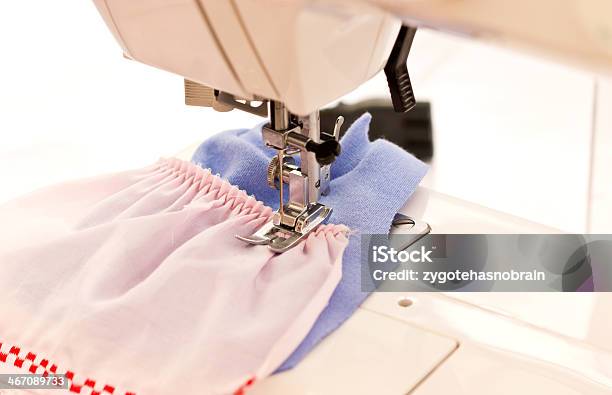 Primer Plano De Máquina De Coser Foto de stock y más banco de imágenes de Actividad - Actividad, Arte y artesanía, Artesanía