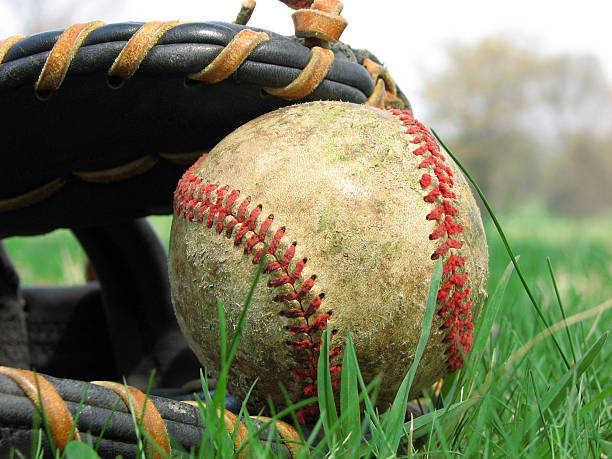 крупный план бейсбол в mit - baseball mit стоковые фото и изображения