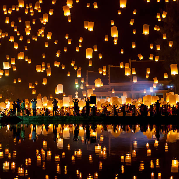 sky linterna de masa - chinese lantern fotografías e imágenes de stock