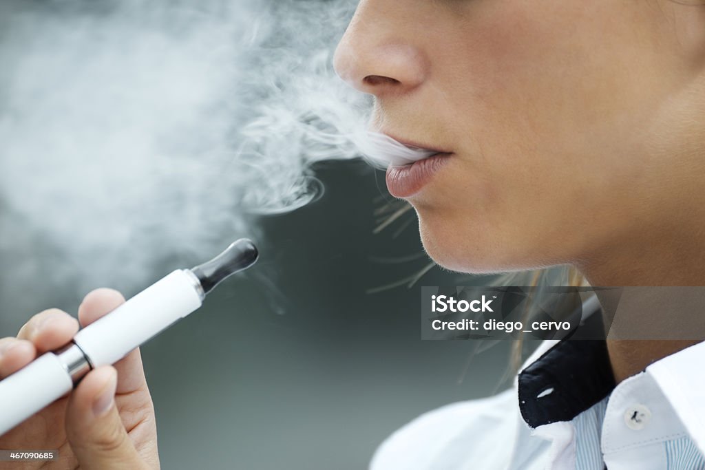 Plano aproximado de mulher fumar um cigarro eletrónico ar livre - Royalty-free Cigarro eletrónico Foto de stock