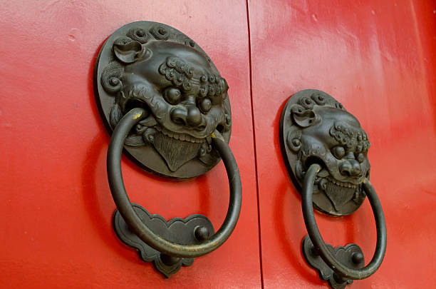 porta suporte de templo chinês em singapura - dragon china singapore temple imagens e fotografias de stock