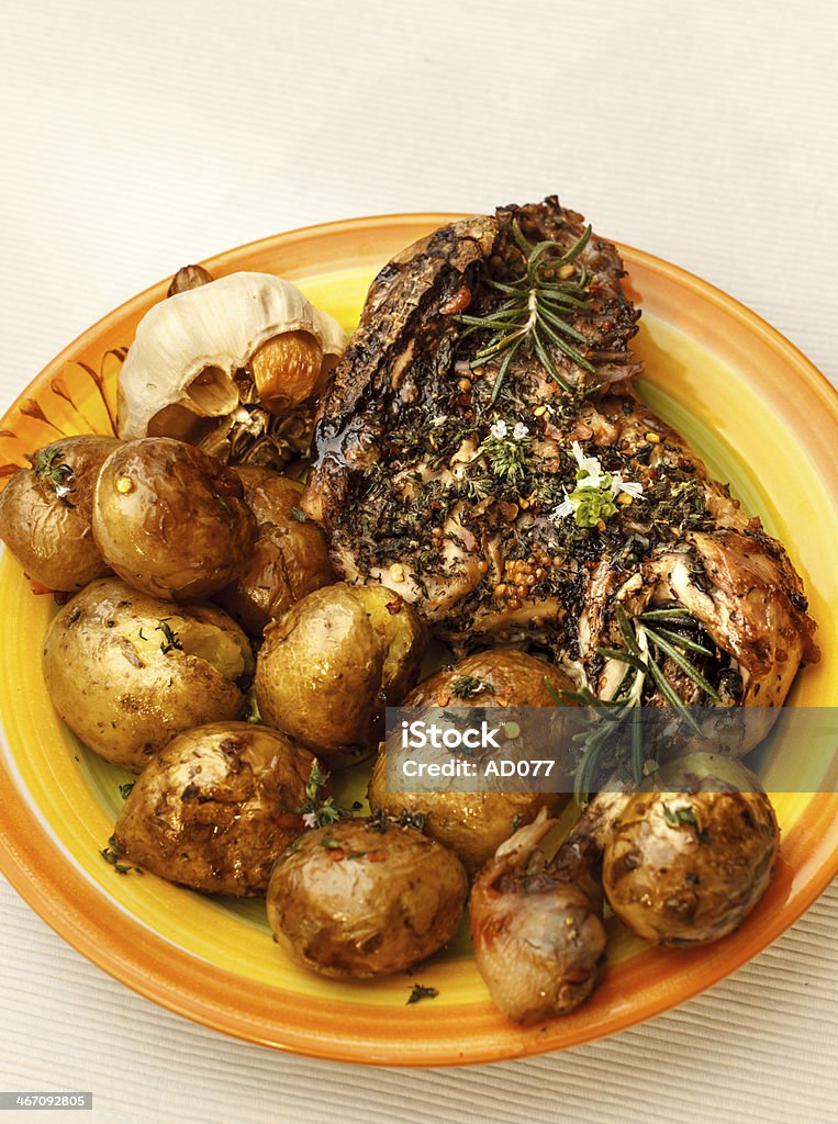 Muslo del pollo con patatas asadas - Foto de stock de Ajo libre de derechos