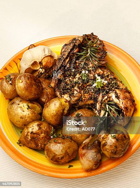 Photo libre de droit de Cuisse De Poulet Avec Pomme De Terre Rôtie banque d'images et plus d'images libres de droit de Ail - Légume à bulbe - Ail - Légume à bulbe, Aliment, Aliments et boissons