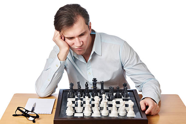 człowiek gra w szachy puste - intelligence set armed forces competitive sport zdjęcia i obrazy z banku zdjęć