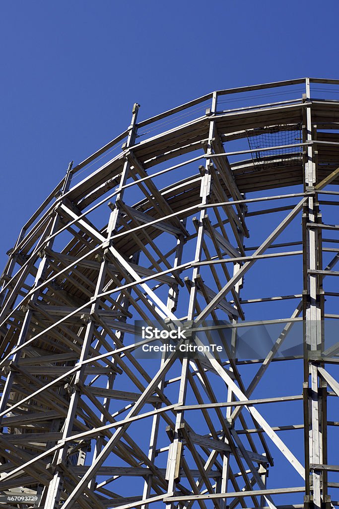 roller coaster in legno - Foto stock royalty-free di Andare giù
