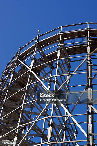 Roller Coaster In Legno - Fotografie stock e altre immagini di Andare giù - Andare giù, Architettura, Astratto