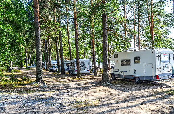 les camping-cars dans caravan de - motor home park camping luxury photos et images de collection
