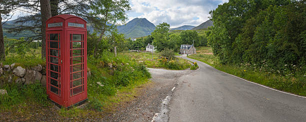 telefono rosso scatola a vicolo rurale nelle highlands della scozia - telephone booth telephone panoramic red foto e immagini stock