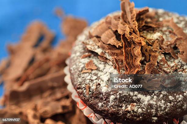 Foto de Muffin De Chocolate e mais fotos de stock de Aparas de Madeira - Aparas de Madeira, Assado no Forno, Azul