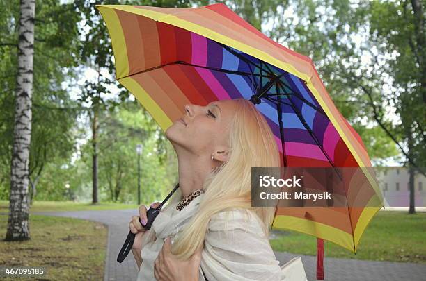 Frau Mit Regenschirm Stockfoto und mehr Bilder von 25-29 Jahre - 25-29 Jahre, Blondes Haar, Eine Frau allein