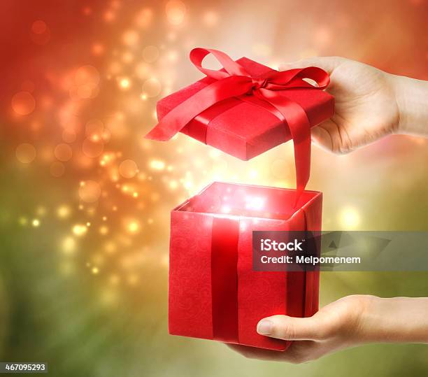 Красный Праздник Подарочная Коробка — стоковые фотографии и другие картинки Блестящий - Блестящий, Блёстки, Годовщина