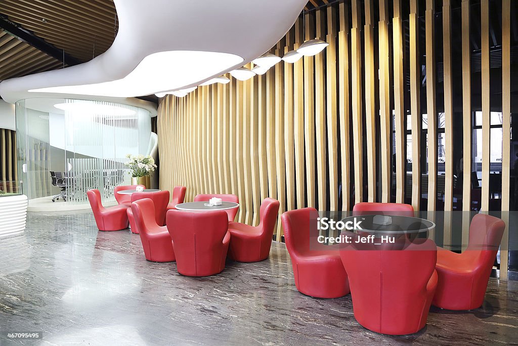 Rojo, sillas y mesa de vidrio - Foto de stock de Alto - Descripción física libre de derechos