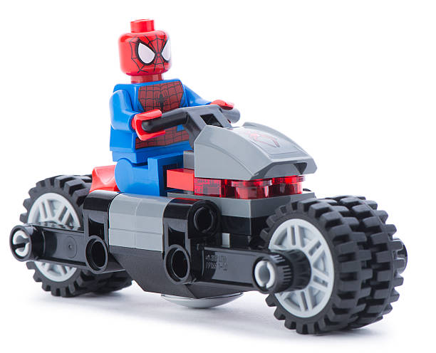 lego spiderman su una motocicletta - spiderman foto e immagini stock