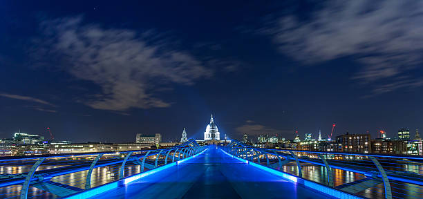 vista notturna della cattedrale di saint paul, londra - millennium footbridge foto e immagini stock