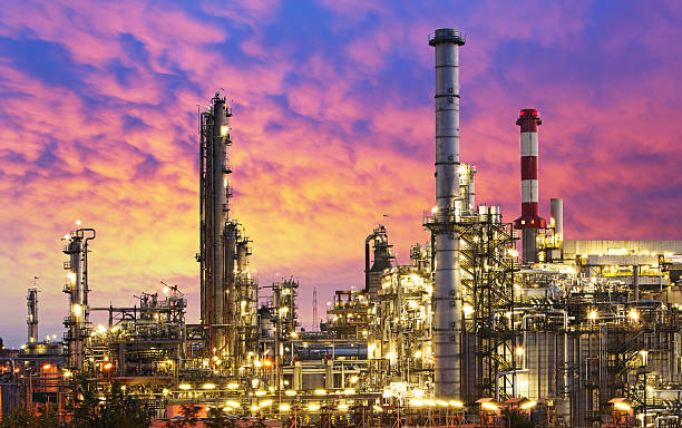 industria petrolifera, raffineria fabbrica - petrochemical plant oil refinery factory outdoors foto e immagini stock