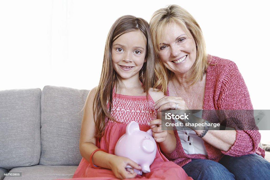 Zeigt ihr die Möglichkeit ein, um zu sparen - Lizenzfrei Enkelkind Stock-Foto