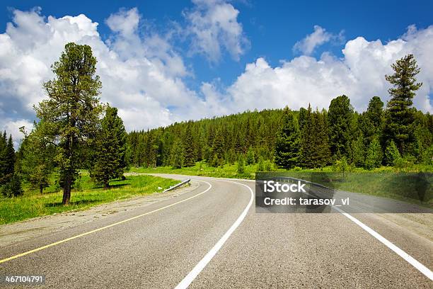 Foto de Country Estrada e mais fotos de stock de Azul - Azul, Beleza natural - Natureza, Brilhante - Luminosidade