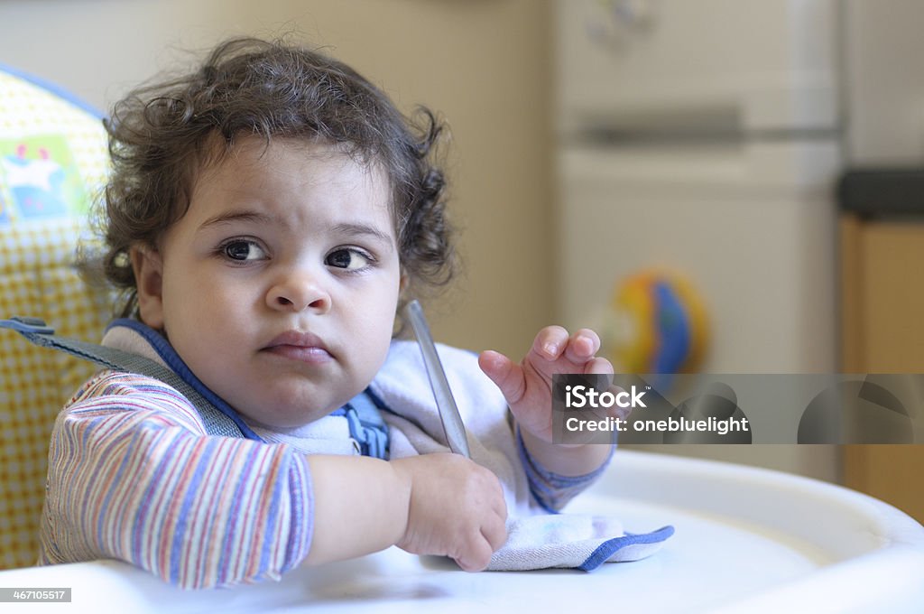 Bébé fille de 17 mois, assis dans la chaise haute - Photo de Bébé libre de droits