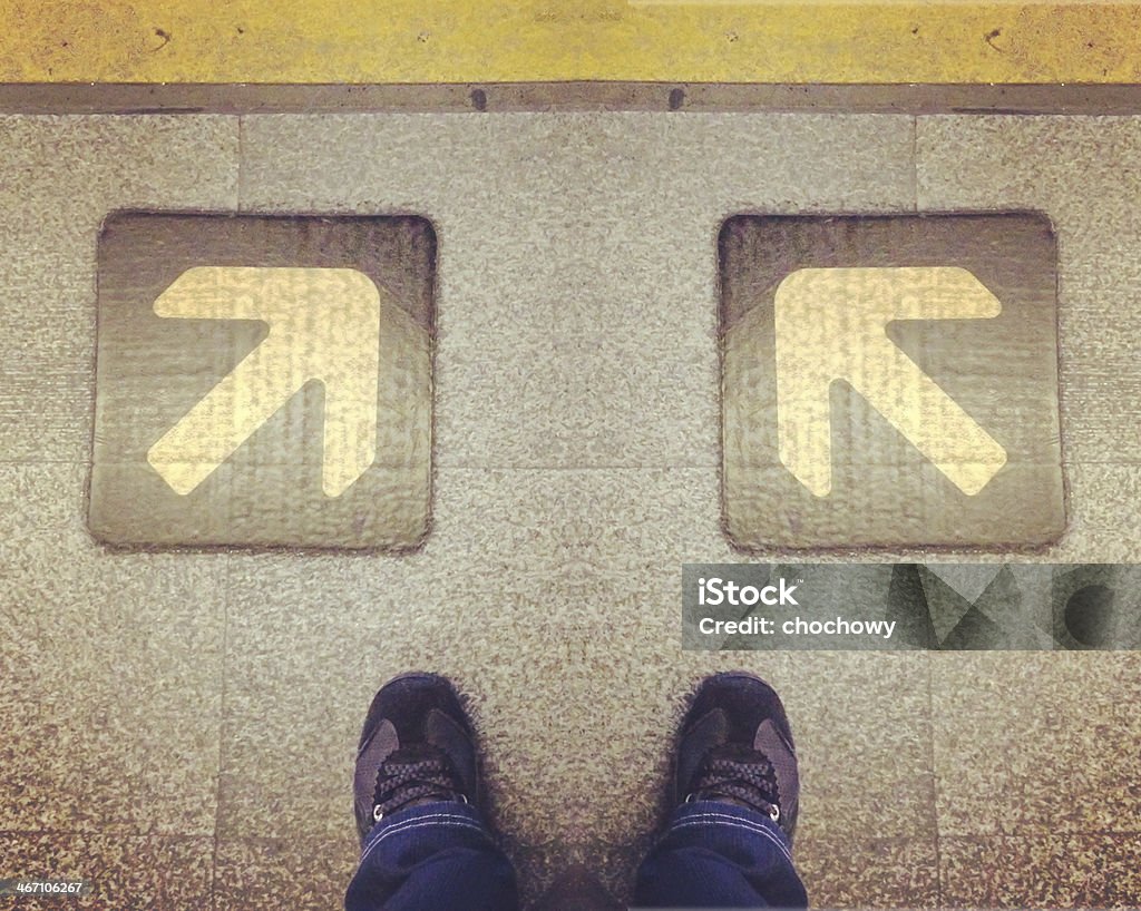 Man standing behind elección de ruta hacia el éxito - Foto de stock de Actividad libre de derechos