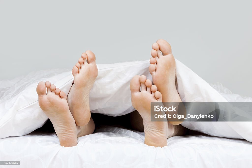 Close-up de seis pés de uma cama - Foto de stock de Adulto royalty-free