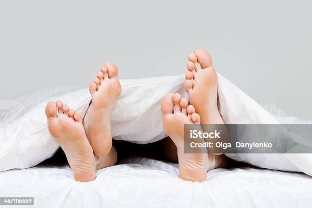 Foto de Closeup De Seis Pés De Uma Cama e mais fotos de stock de Adulto - Adulto, Amor, Atividade Romântica