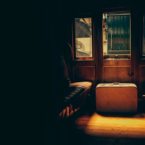 comboio antigo cabana de madeira - obsolete suitcase old luggage imagens e fotografias de stock