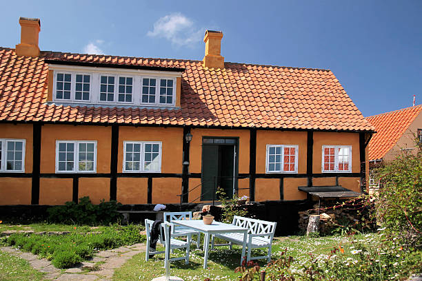 idílica casa de campo en bornholm - denmark house cottage rural scene fotografías e imágenes de stock