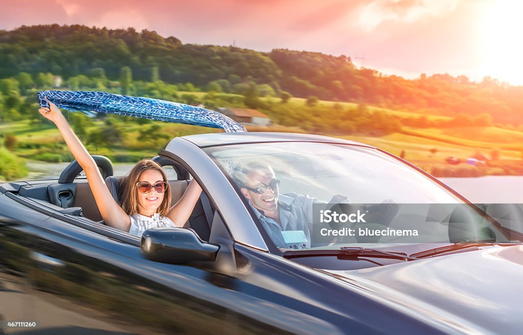 Disfruta de su vida en un coche de cabriolet - Foto de stock de Mujeres jóvenes libre de derechos