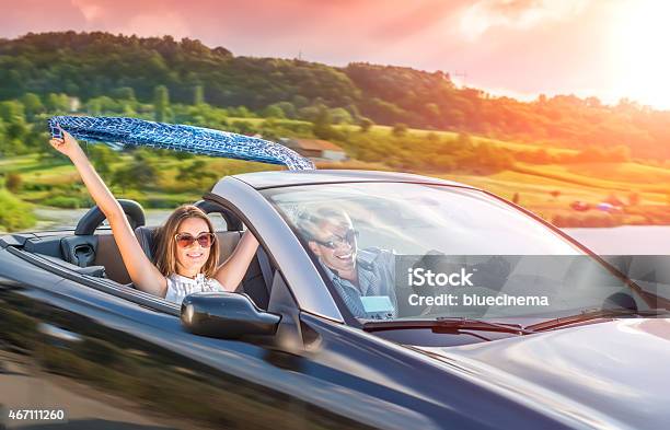 Disfruta De Su Vida En Un Coche De Cabriolet Foto de stock y más banco de imágenes de Mujeres jóvenes - Mujeres jóvenes, 20 a 29 años, 2015