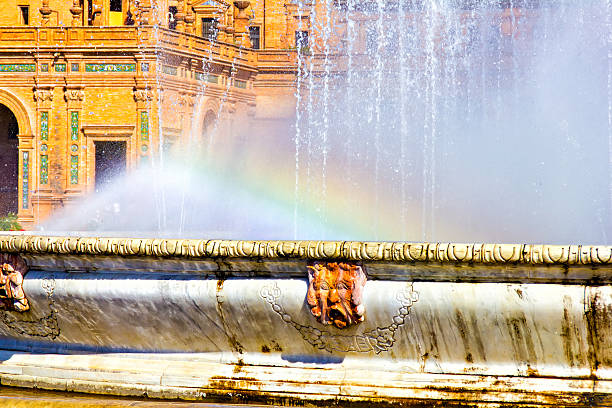 arco-íris e fonte na plaza de españa - seville sevilla fountain palacio espanol - fotografias e filmes do acervo