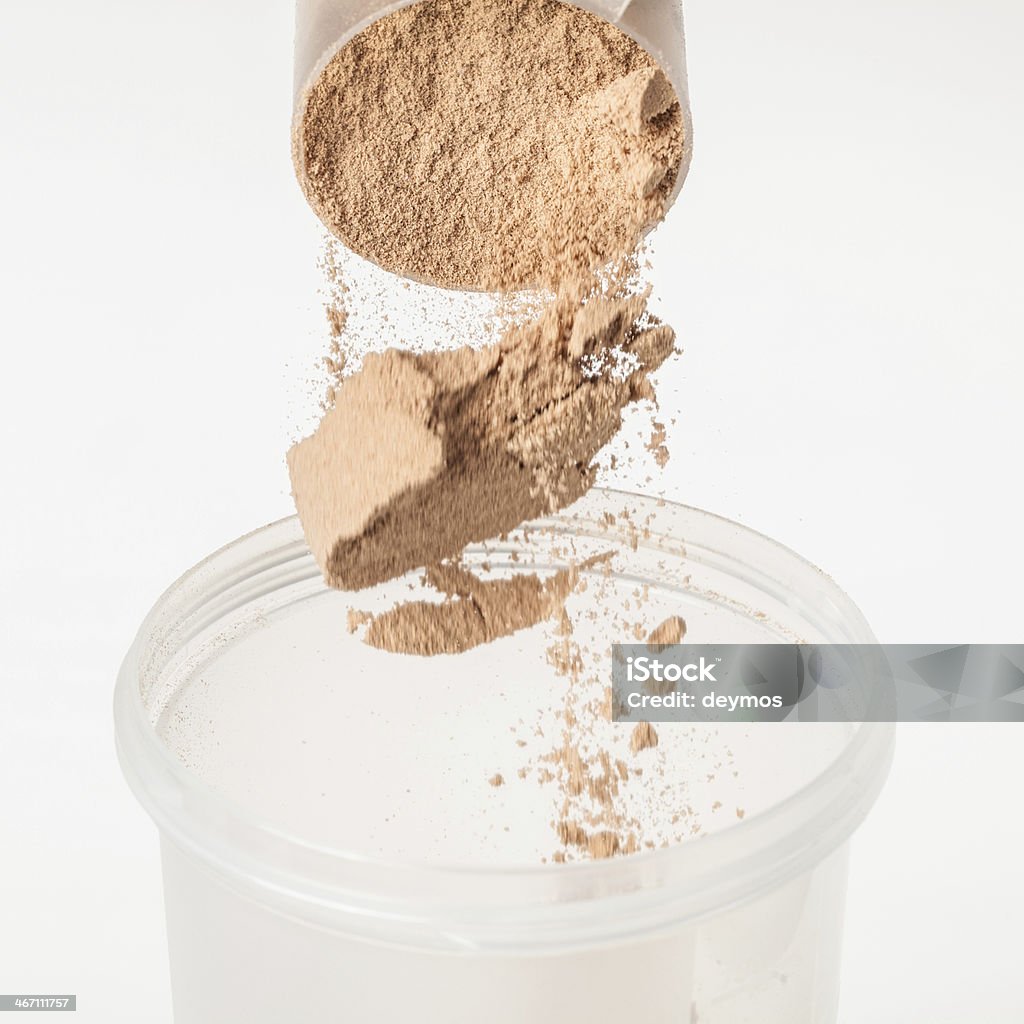 Proteínas de suero de leche con Chocolate aislar combinado en un agitador de plástico - Foto de stock de Bebida de proteínas libre de derechos