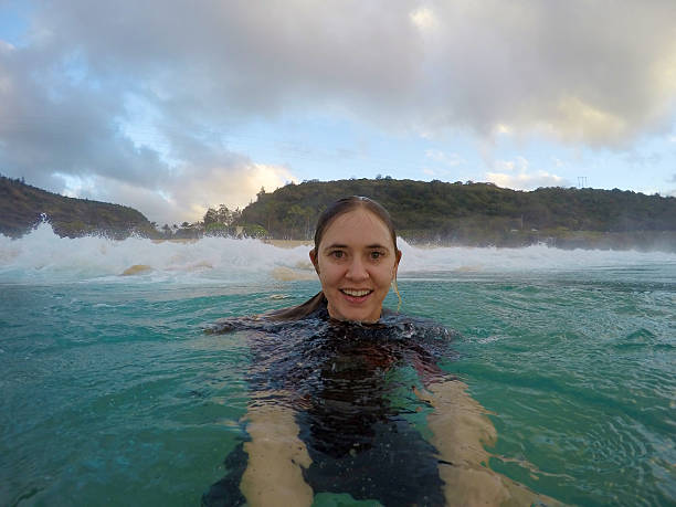 garota sorridente no mar - bodysurfing - fotografias e filmes do acervo