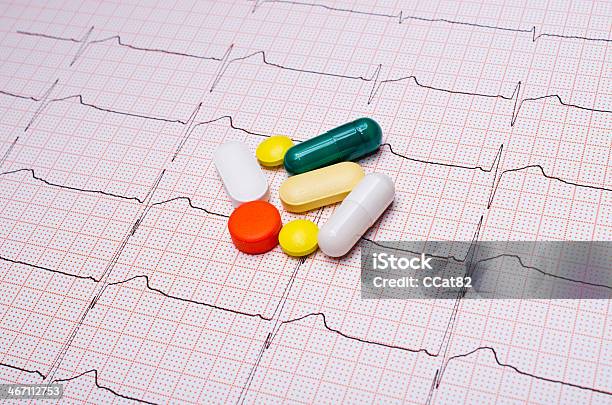 El Ecg Cuadro Con Pastillas Foto de stock y más banco de imágenes de Analizar - Analizar, Asistencia sanitaria y medicina, Azul