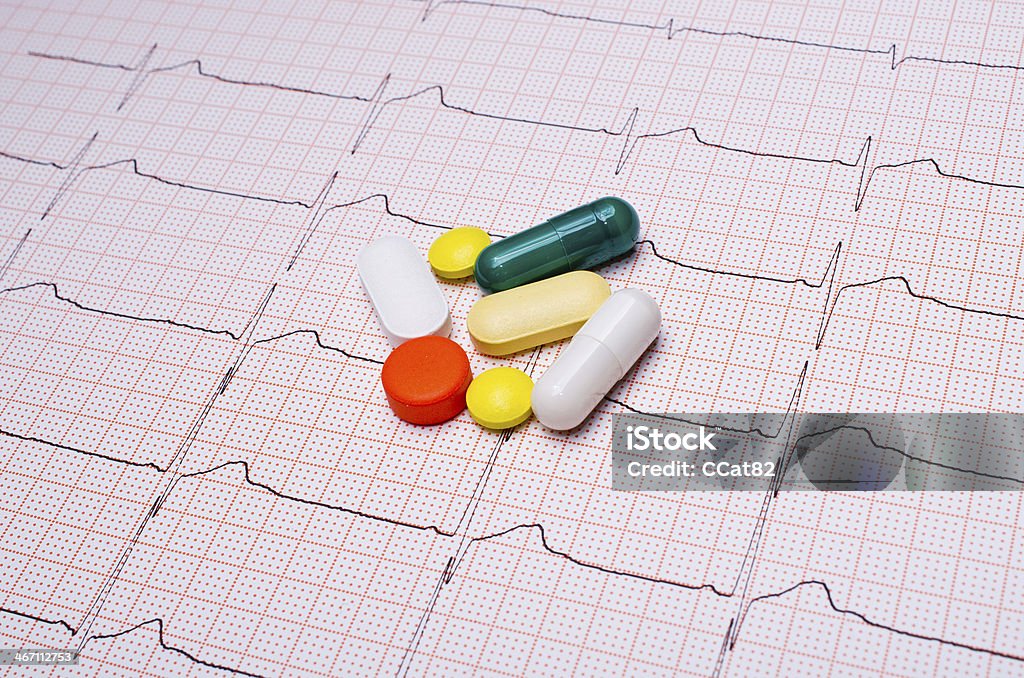 EKG tabella con le pillole - Foto stock royalty-free di Accudire