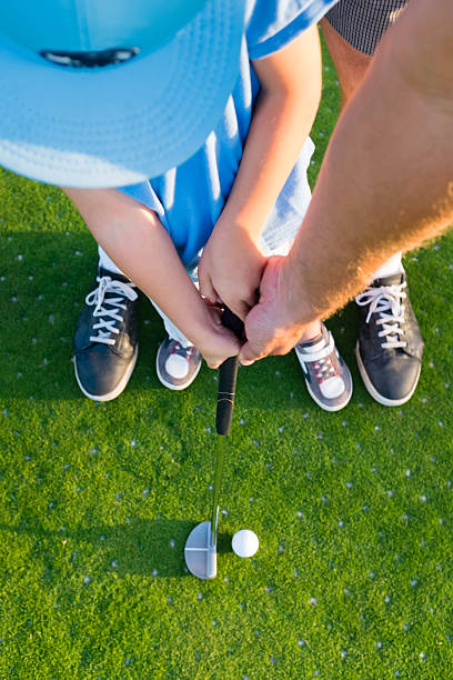 padre e bambino giocando a golf pov - golf putting determination focus foto e immagini stock